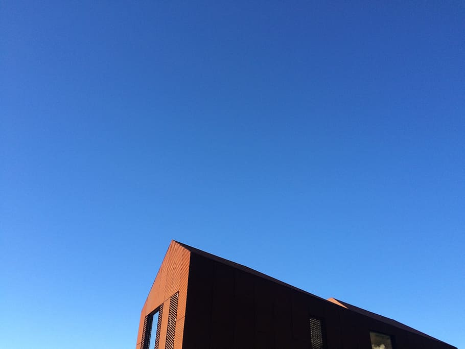 photo of brown wooden house, photo of brown building under blue sky HD wallpaper