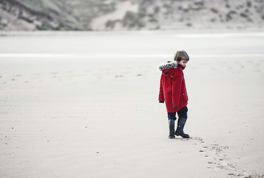 boy walking on sand with tracks, boy walking on ground covered with snow HD wallpaper