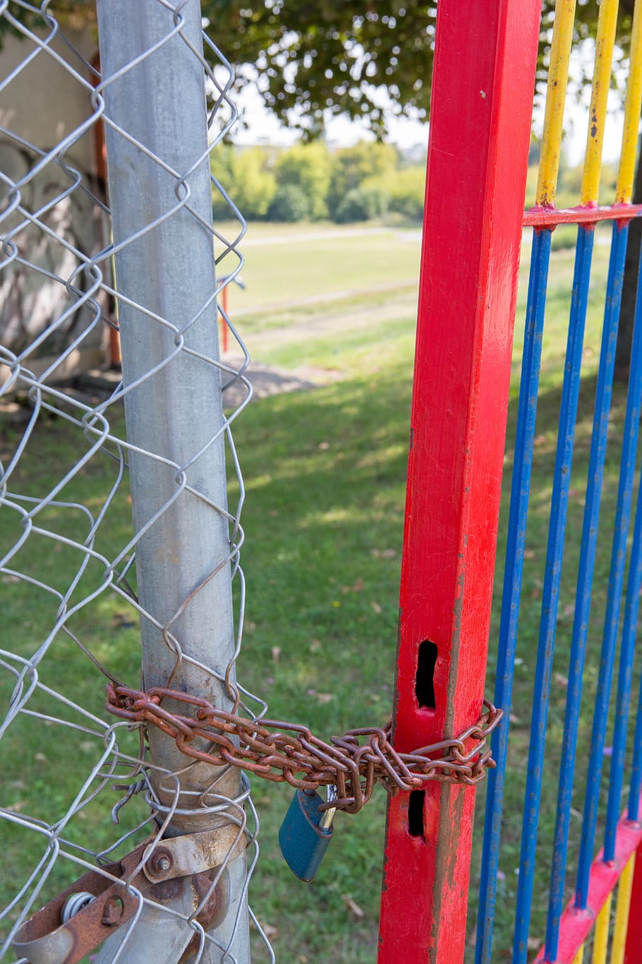 old, gate, locker, chain, input, field, playground, secure HD wallpaper