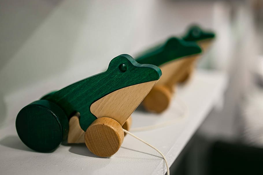 Small wooden frogs with strings, figure, toy, wood - Material