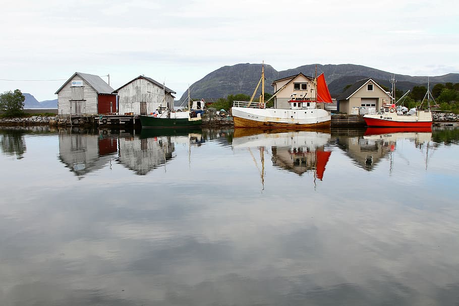 two boats near the dock, white, red, river, reflection, ship HD wallpaper