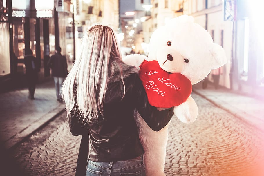 Young Woman Holding Her Big Valentine’s Day Gift Teddy Bear, HD wallpaper