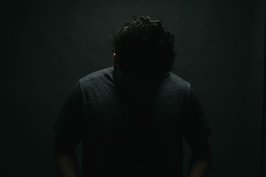 black crew-neck shirt, man wearing gray and black shirt, head HD wallpaper