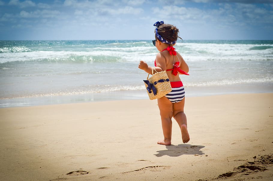 toddler girl near body of water during daytime, running, child HD wallpaper