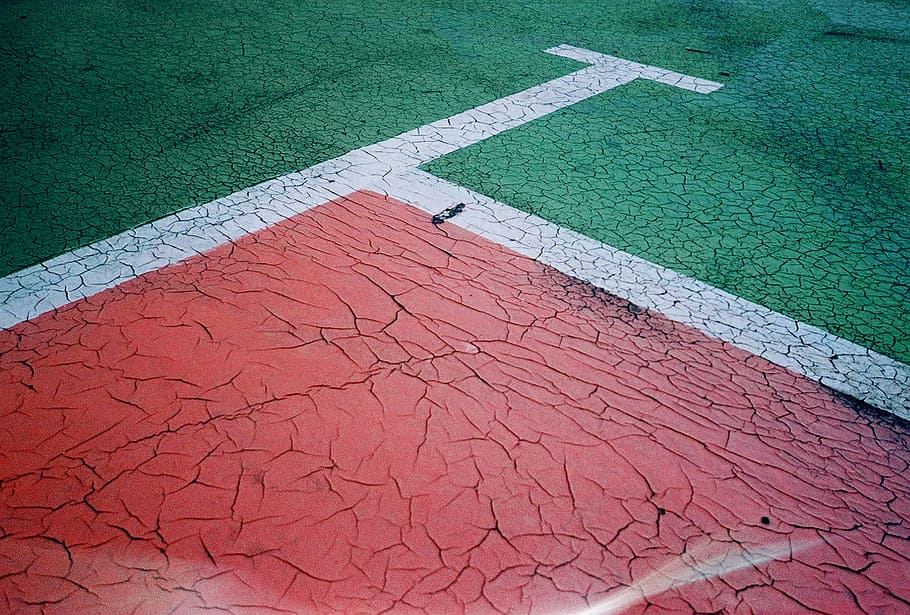 red, white, and green surface, red and green pavement, tennis