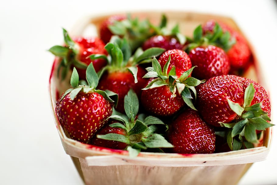 strawberries, bunch of strawberries in basket, selective focus HD wallpaper
