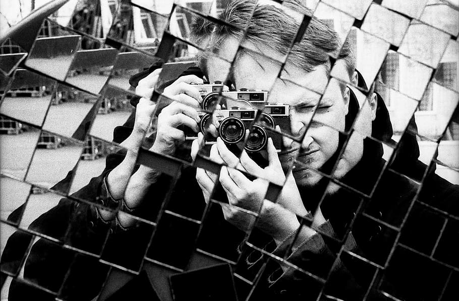 man holding DSLR camera, man holding camera, photo, reflection HD wallpaper