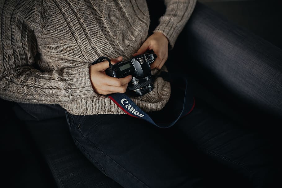 person holding black DSLR camera, person holding Canon DSLR camera HD wallpaper