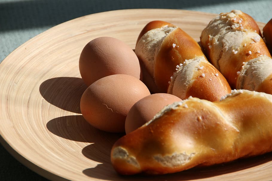 three organic eggs and three breads, baked breads with eggs, food HD wallpaper
