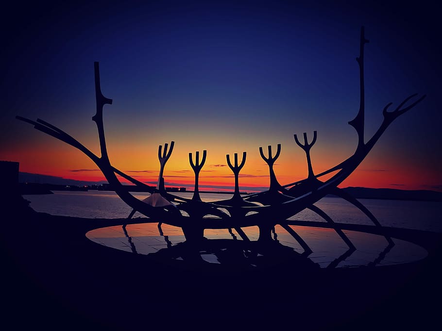 Sunset, silhouette photo of boat near sea shore, statue, reflection HD wallpaper