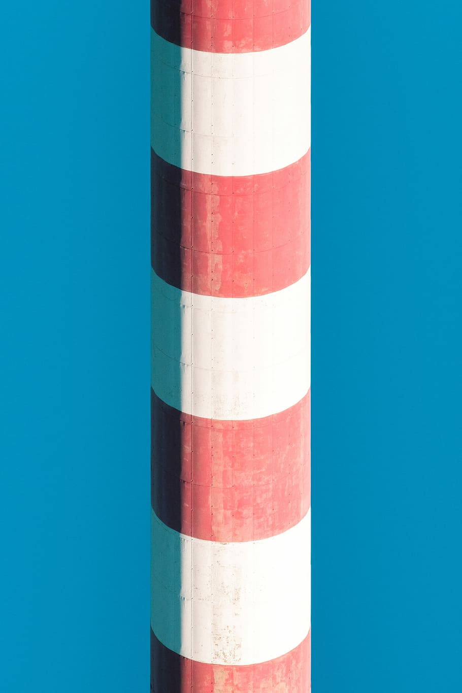 white and red striped pillar on blue background, white and red post under blue sky HD wallpaper
