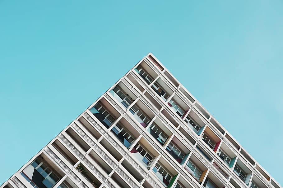 high-angle photography of brown concrete building under blue sky HD wallpaper