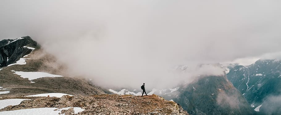 Cloudy Lookout, person standing on mountains at daytime, fog HD wallpaper