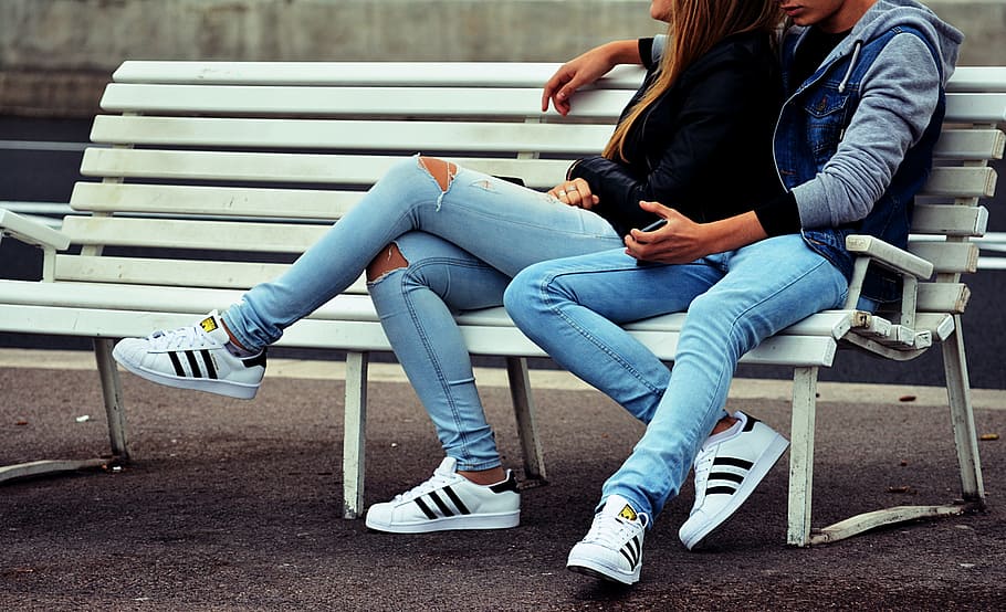 photo of couple sitting on white bench, couple wearing blue jeans HD wallpaper