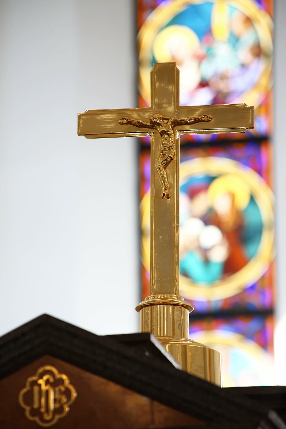 crucifix stand decor, cross, altar, stained glass, religion, church, HD wallpaper