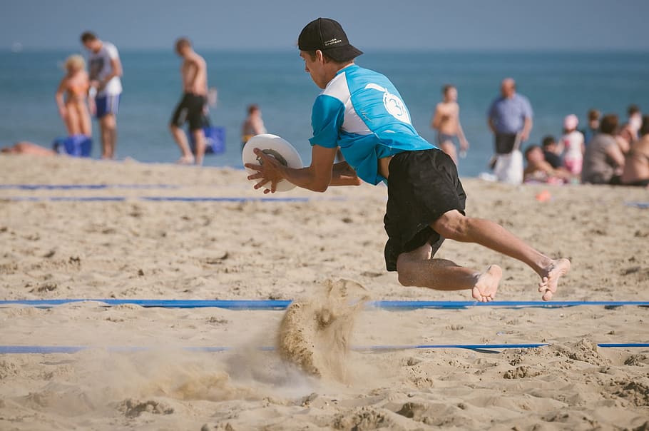 man catching white ball in seashore, frisbee, sand, beach, sport HD wallpaper