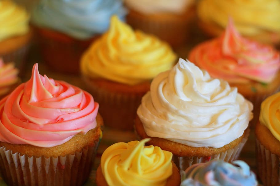 tilt shift closeup photo of cupcakes, colorful, pastel, food, HD wallpaper