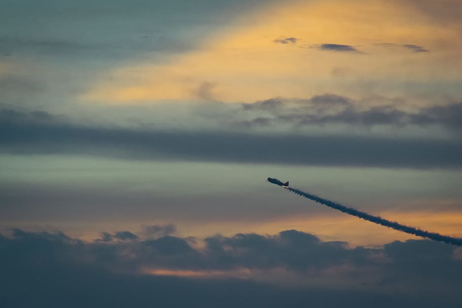 black plane under blue and brown sky, plane with chemical trail HD wallpaper
