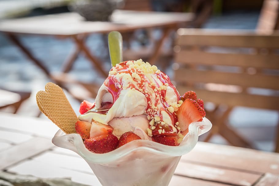 strawberry ice cream, Ice Cream Sundae, Delicious, summer, feasting, HD wallpaper