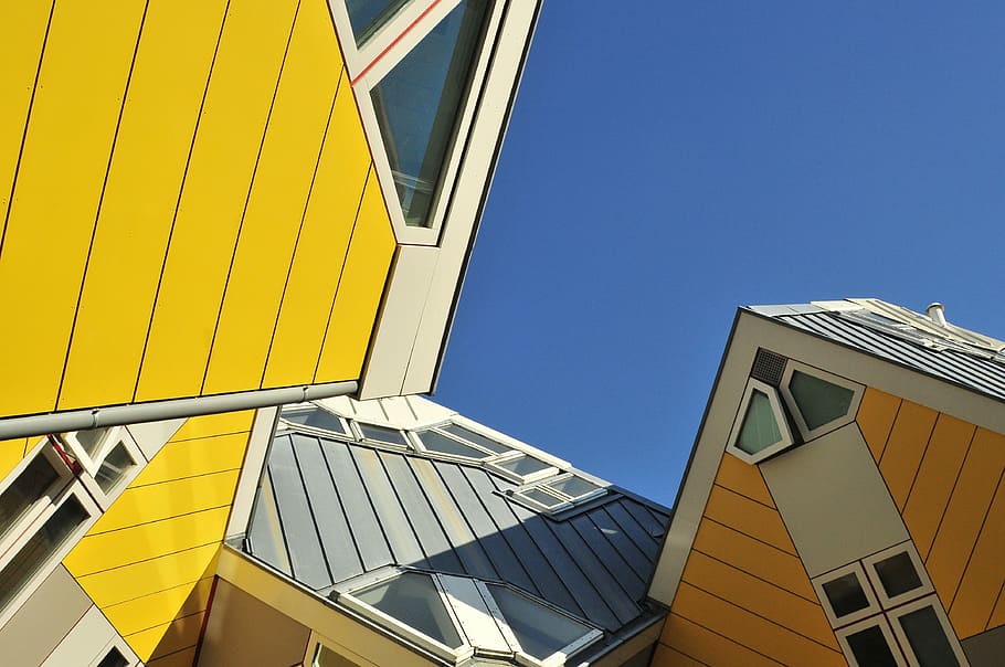 multicolored asymmetrical house architectural low-angle photography under blue sky, low-angle photography of building HD wallpaper