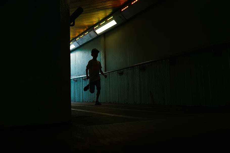 boy running in hallway, boy run in the building, dark, lights HD wallpaper