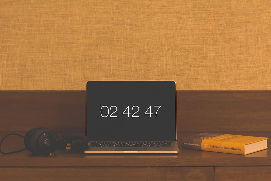photo of open laptop computer displaying 02 42 47, laptop displaying 02 42 47 on top of table HD wallpaper