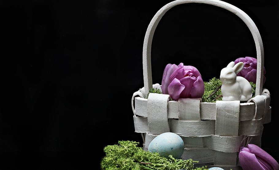 white wicker basket, hare, easter bunny, spring, figure, tulips, HD wallpaper
