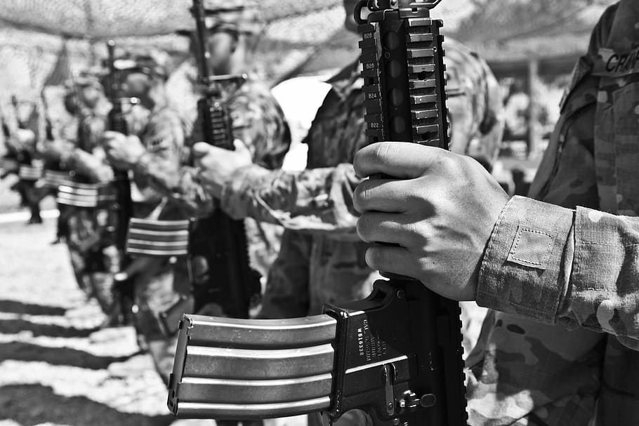 soldiers holding rifles in grayscale photography, army, weapon, HD wallpaper