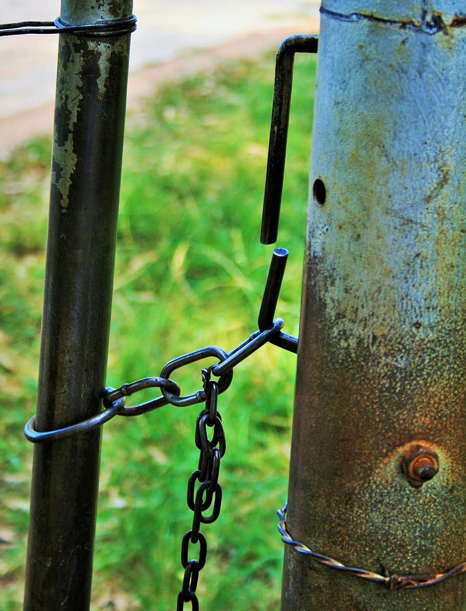 farm gate, post, pole, metal, rust, chain, secure, safety, focus on foreground HD wallpaper
