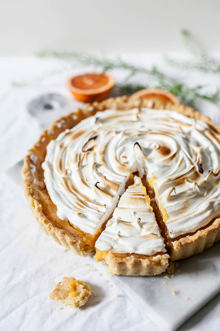 round sliced pie with cream, baked bread, tart, food photography, HD wallpaper
