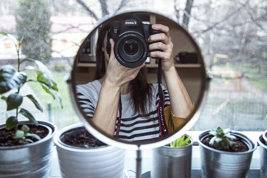pedestal mirror showing woman playing DSLR camera, canon, selfie HD wallpaper