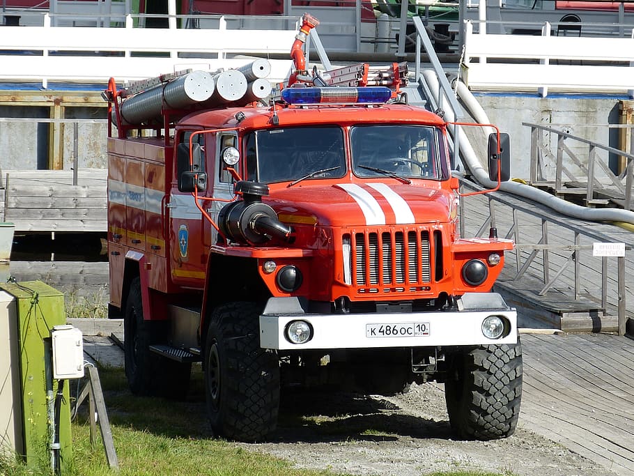 red Firetruck near gray building during day time, fire truck HD wallpaper