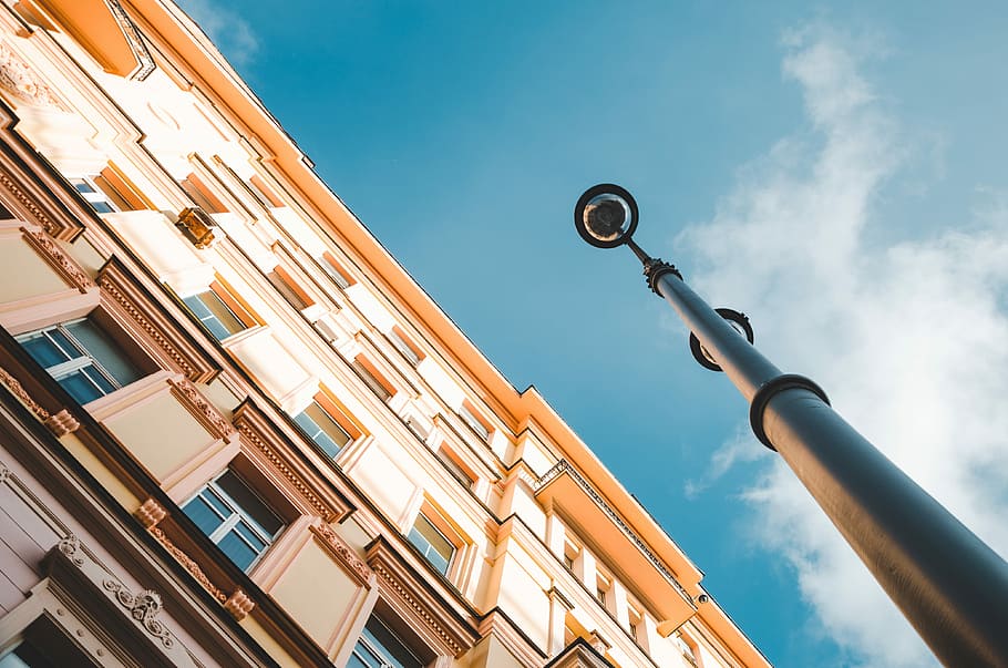high angle photography of gray metal utility light, brown concrete building near black metal street pole HD wallpaper