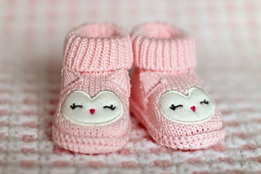 shallow focus photography of pair of baby's pink knitted shoes, HD wallpaper