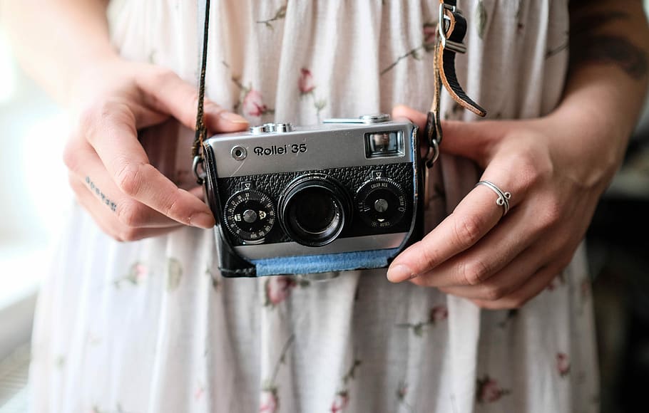 person holding MILC, woman holding silver SLR camera, rollei, HD wallpaper