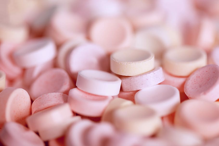 tilt-shift photography of pink medicine tablet lot, shallow focus photo of pink capsules HD wallpaper