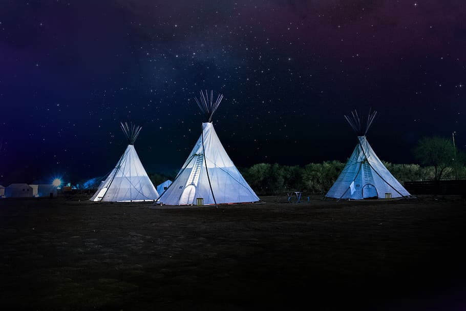 three white teepee tents under starry sky, three white tipi tent during nighttime, HD wallpaper