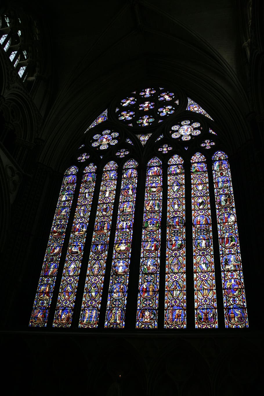 Витражные окна средневековья. A large Stained-Glass Window.