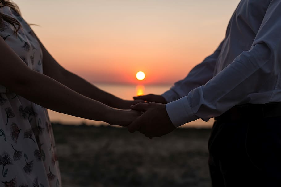 Romantic sunset moment, man and woman holding hands during sunset, HD wallpaper