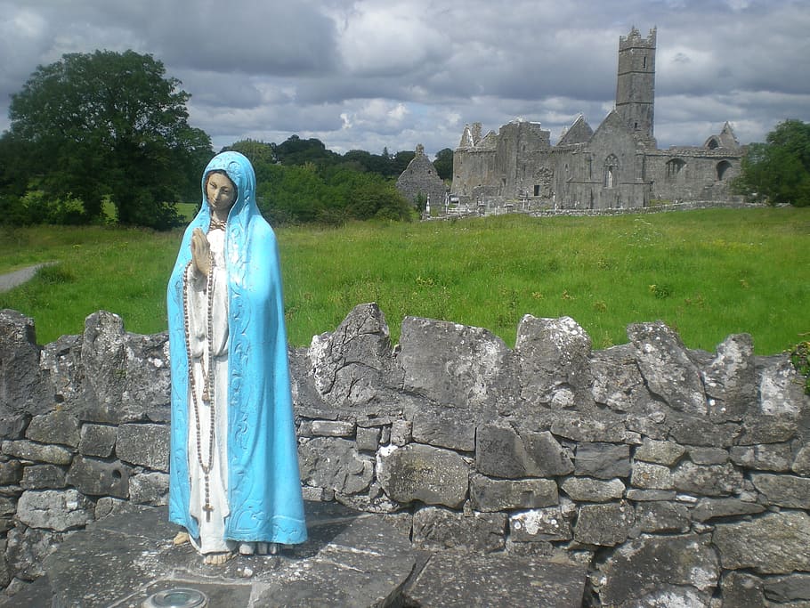 Virgin Mary statue near gray concrete building, madonna, maria, HD wallpaper