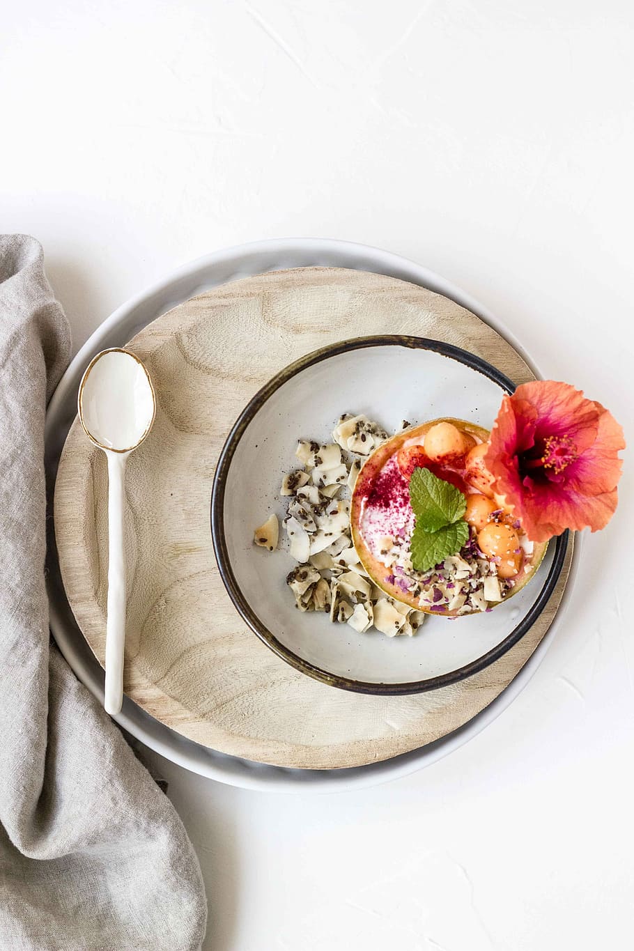 white spoon on brown wooden plate, three round beige and white bowls with spoon HD wallpaper