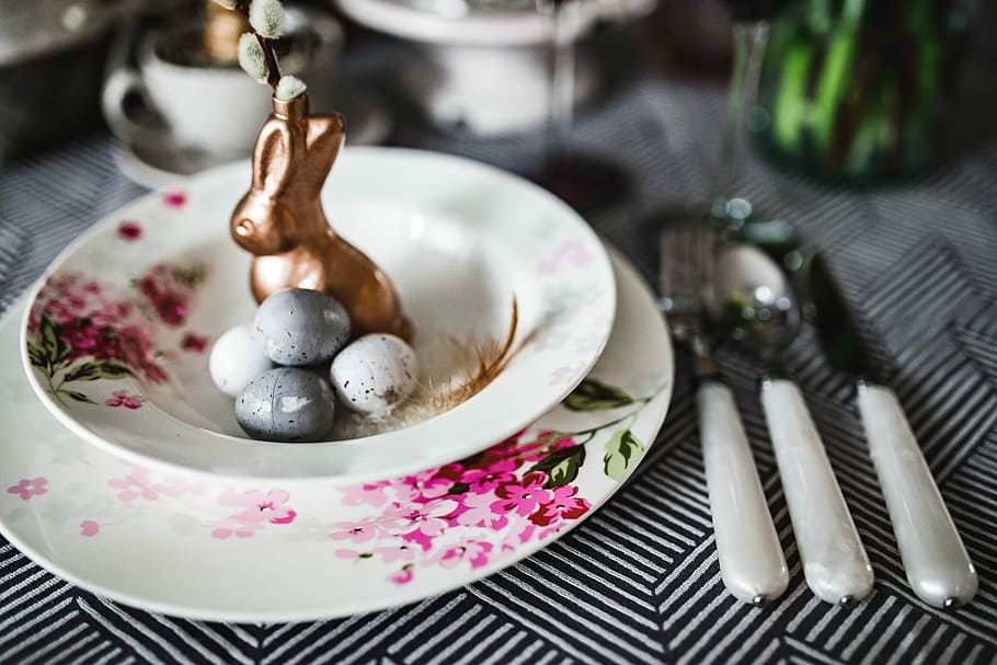Round dinner table decorated with easter motifs, grey, holidays, HD wallpaper