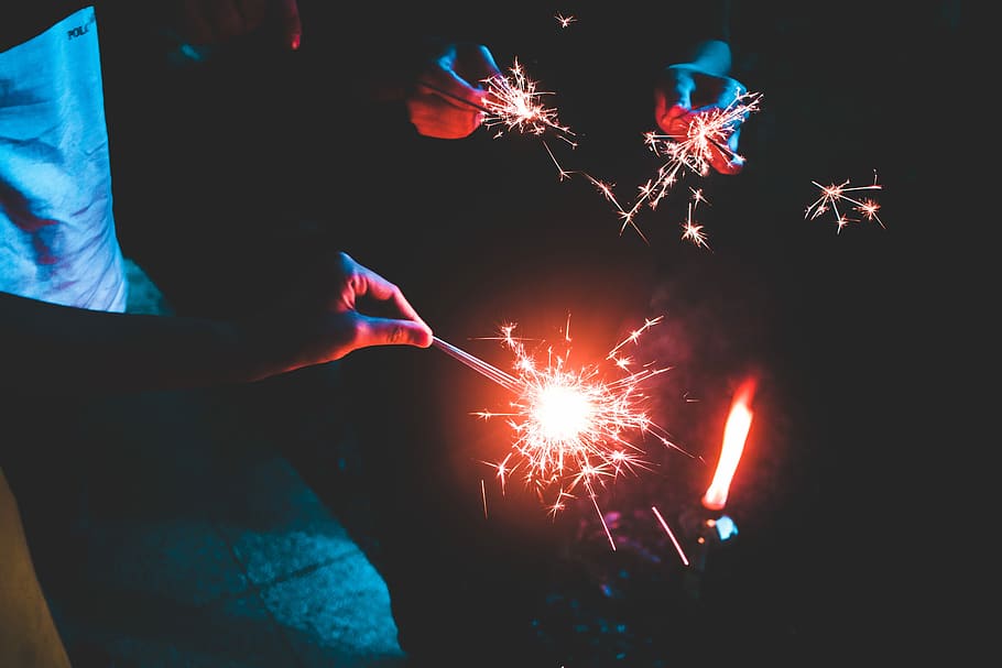 people holding sparklers, closeup photo of sparklers, firework HD wallpaper