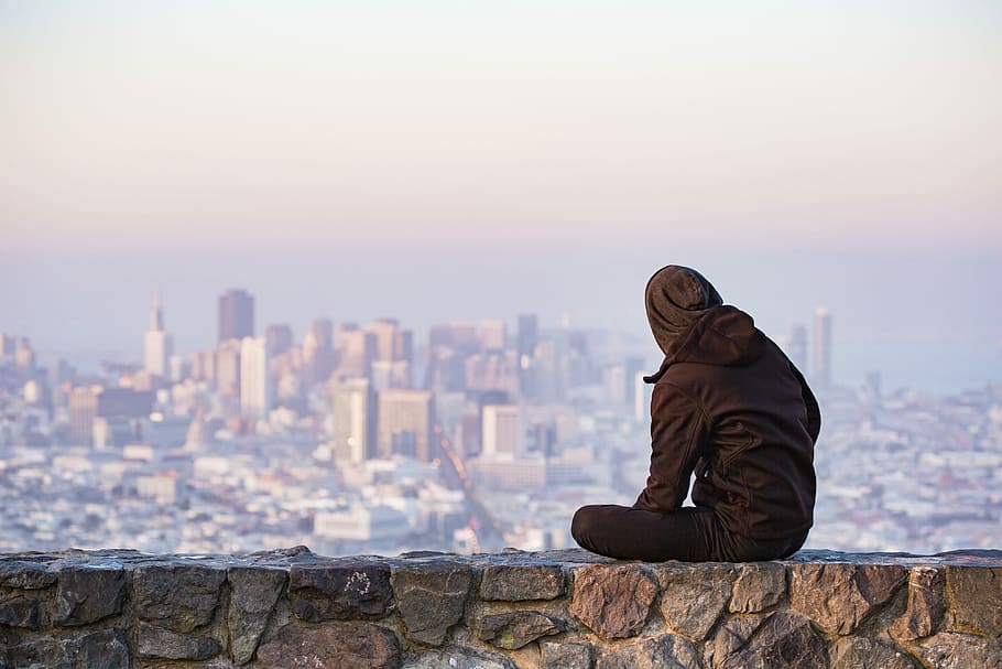 Young Man Enjoying Moment and Looking Over the San Francisco, HD wallpaper