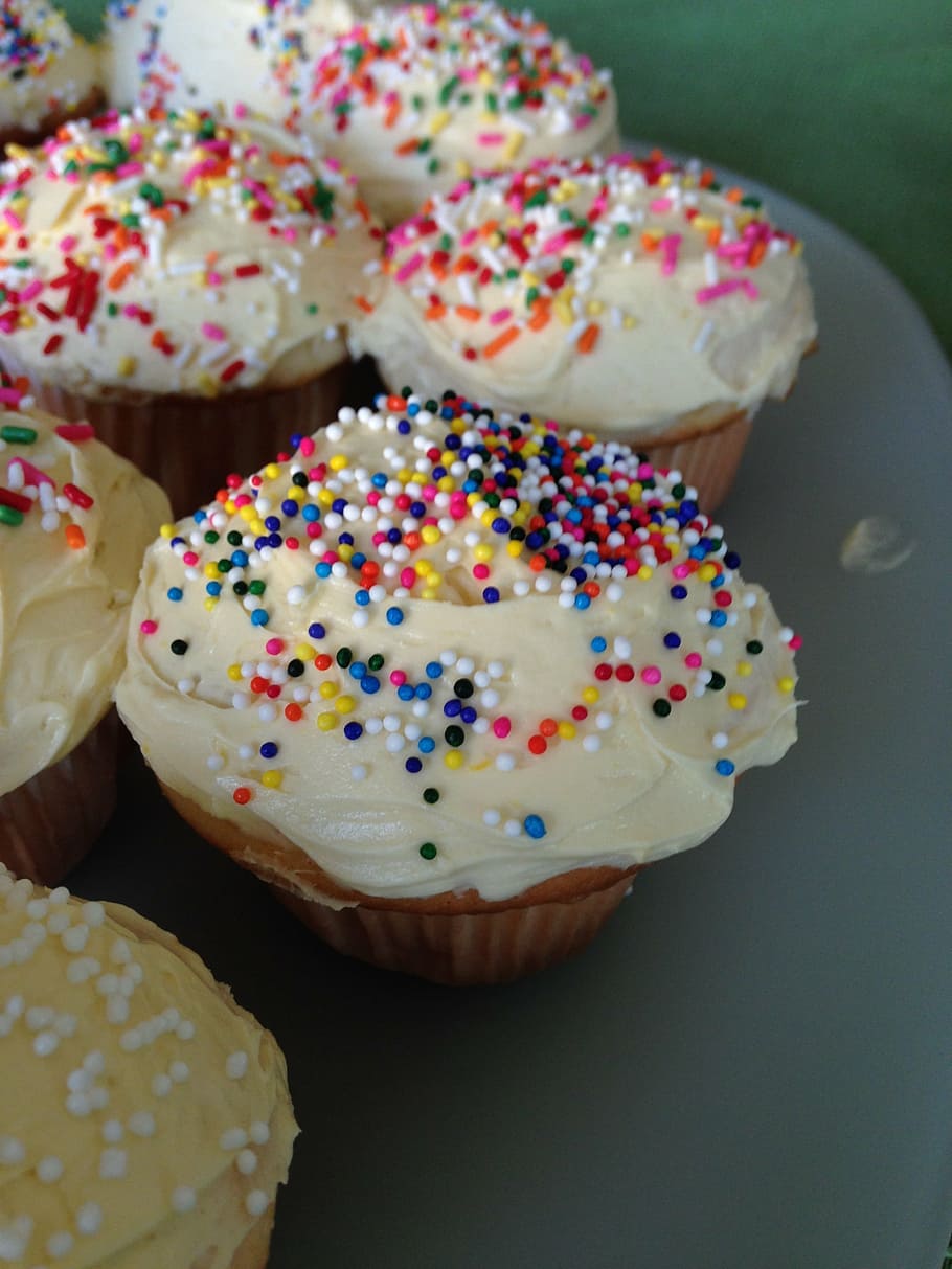 cupcakes, baking, sprinkles, rainbow, cooking, dessert, delicious HD wallpaper