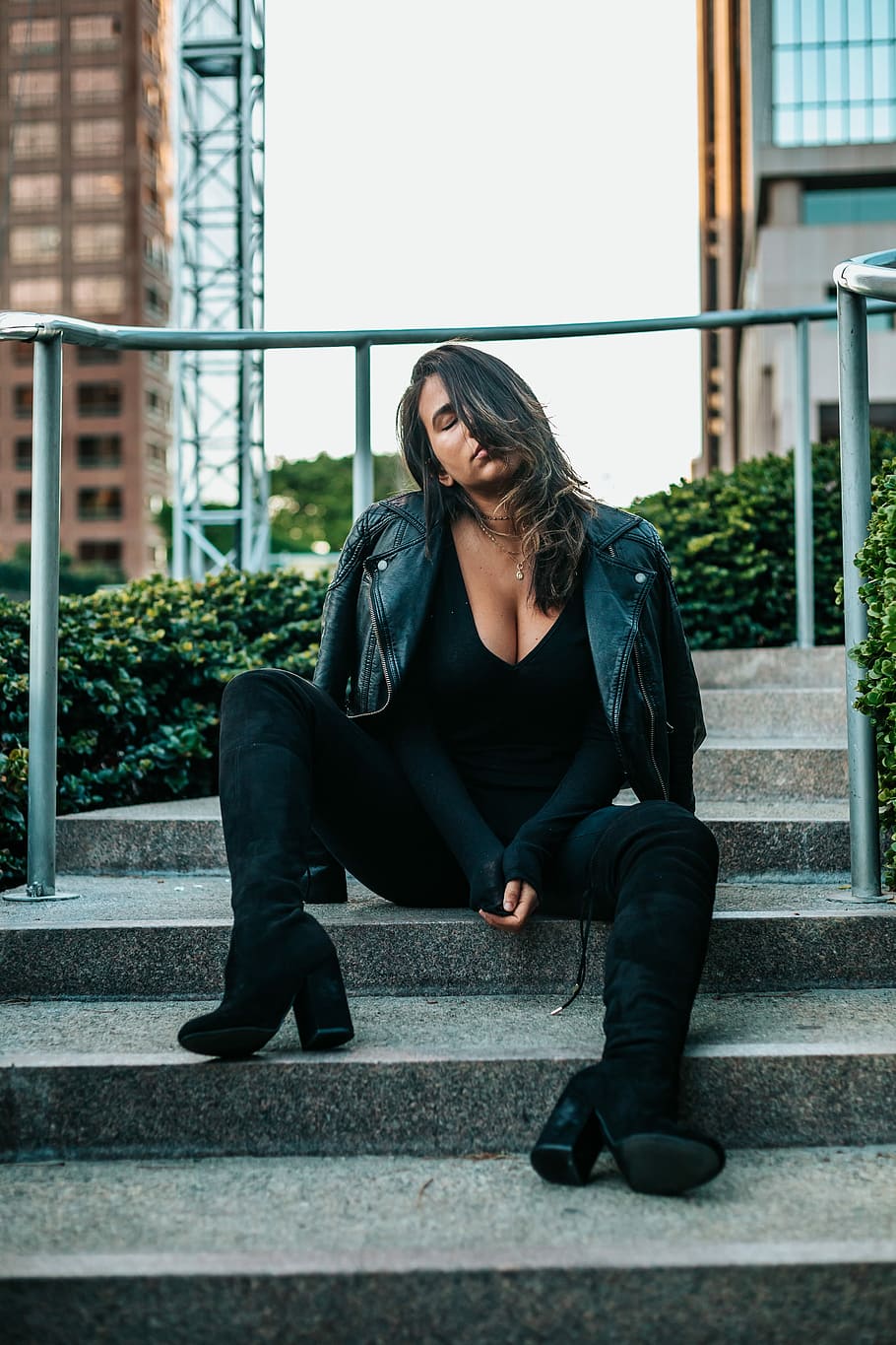 woman sitting in grey stair, woman in black shirt sitting on stairs HD wallpaper