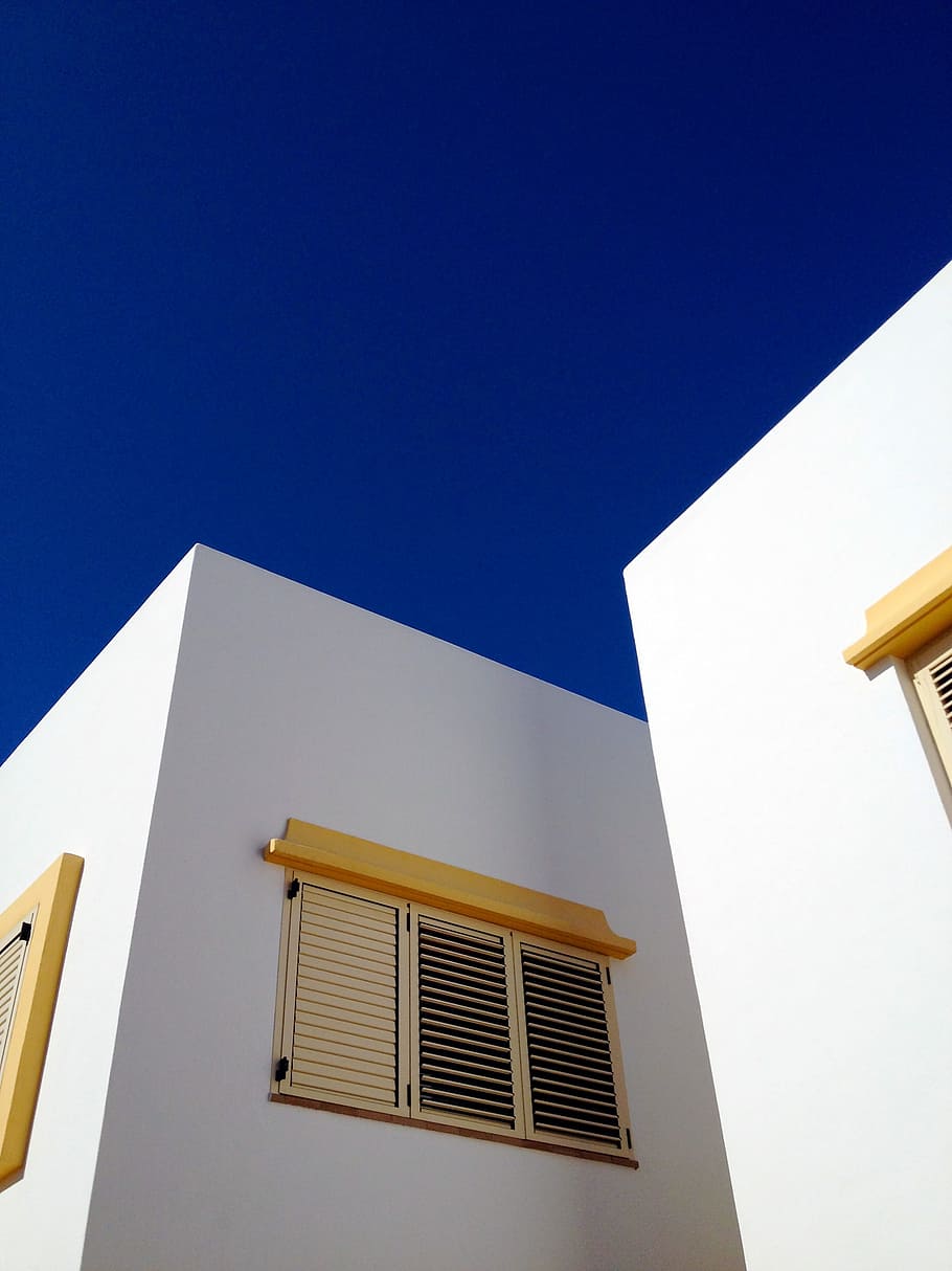 low angle photography of brown louver window, beige closed window blinds at daytime HD wallpaper