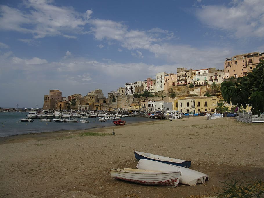 several boats on sand overlooking buildings at daytime, Beach HD wallpaper