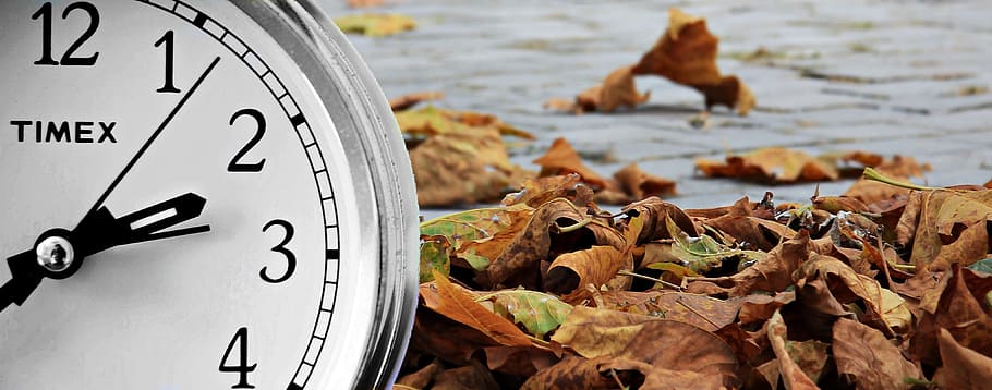 round white analog clock at 2:13, winter time, time conversion HD wallpaper