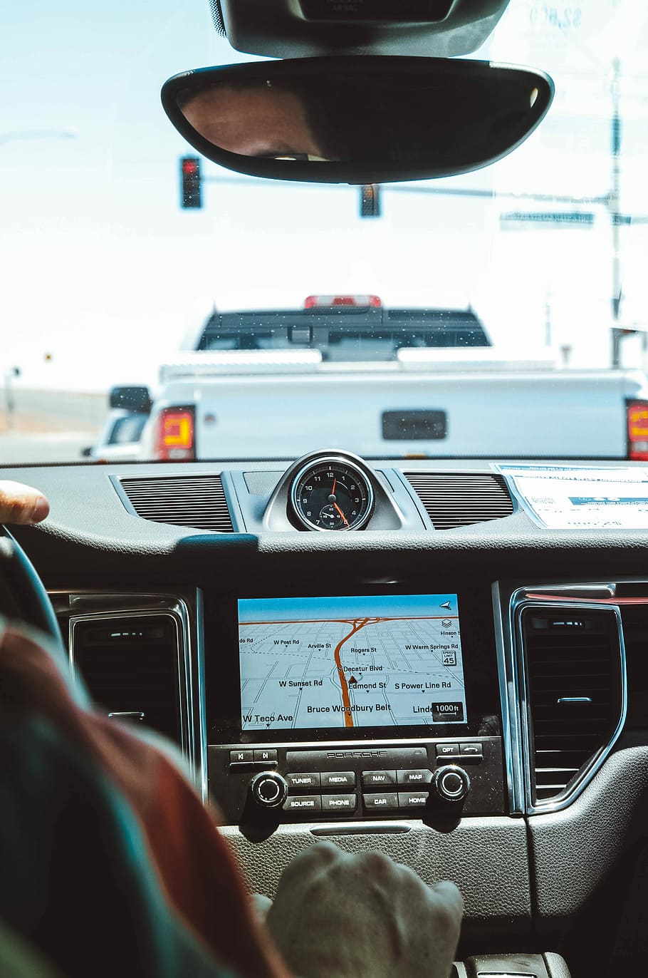 black GPS navigator turned on, person driving vehicle with navigation system during daytime HD wallpaper